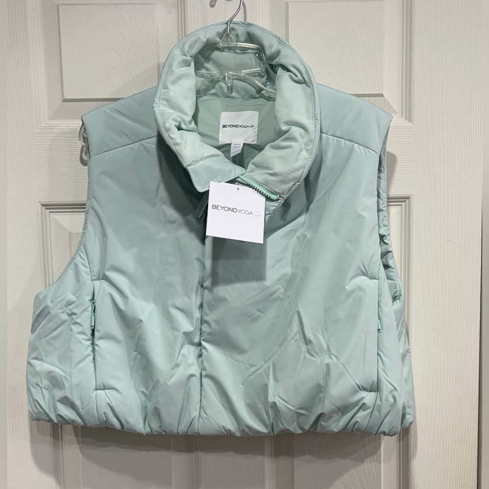 Beyond Yoga Women's Medium Warm Up Puffer Vest Light Teal NWT Warm Boxy Cozy